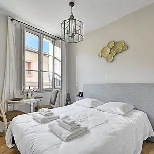 Au Coeur Des Papes, Dans Batisse De Charme & En Coeur De Appartement